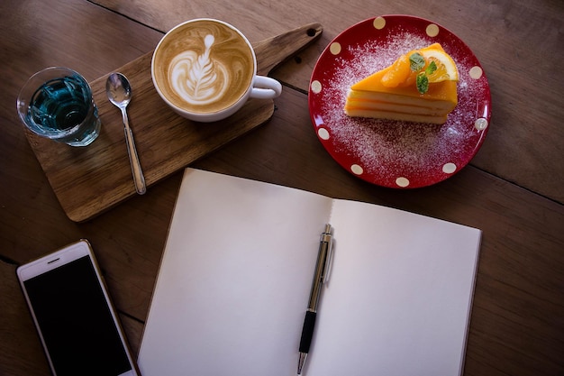 Poranna kawa i notatnik z przepisami