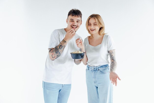 Uśmiechnięta para jedząca kolację